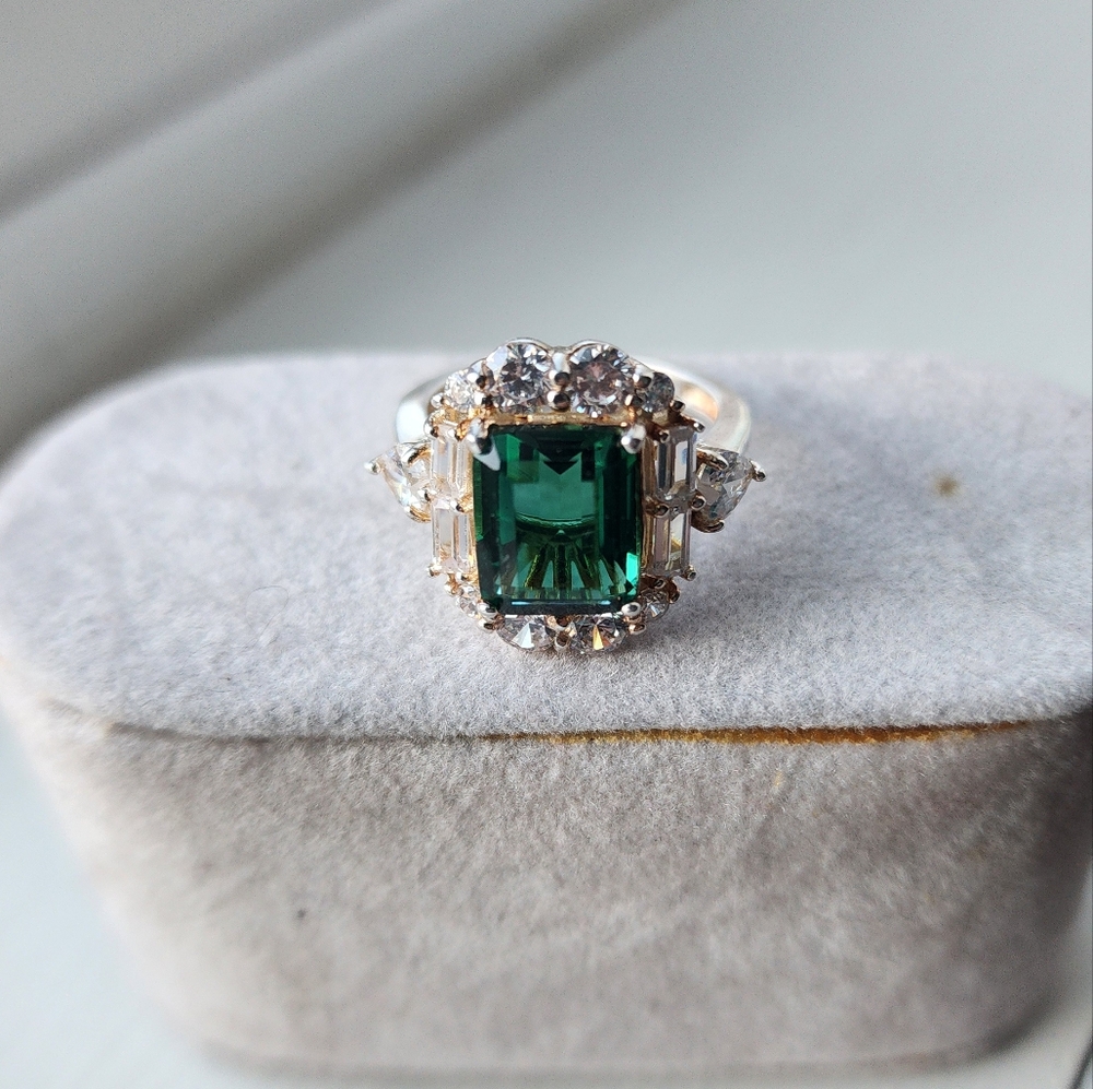 Emerald Green Gemstone Ring Size 6 - image 3